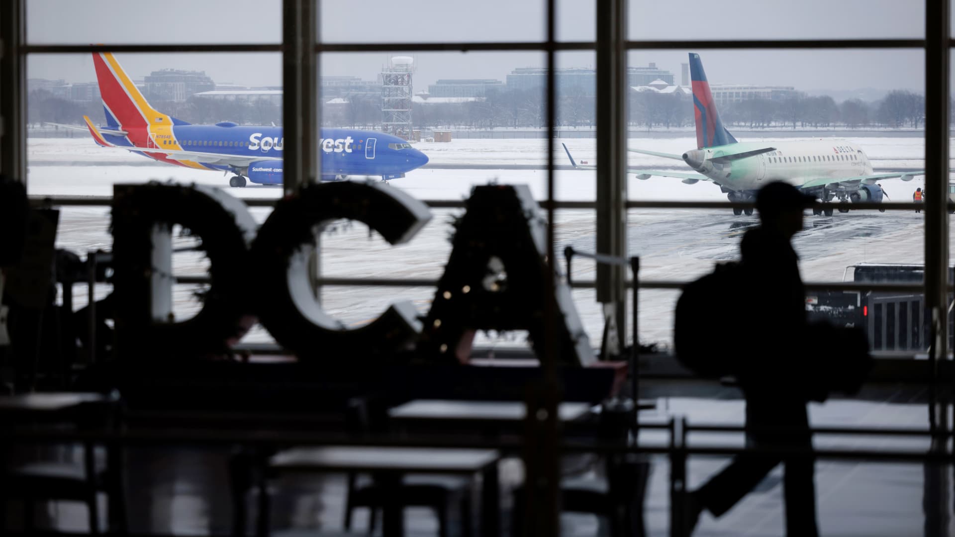 Airlines cancel more than 13,000 weekend flights as massive winter storm sweeps across the U.S.