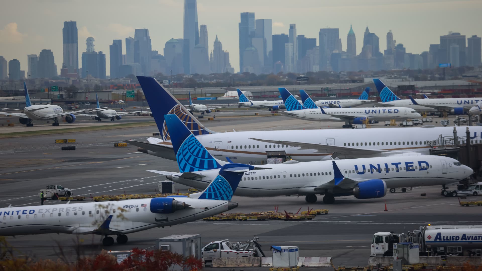 United Airlines hikes checked bag fee by $10 as fuel prices continue to climb